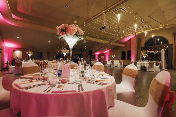 Salle : Grange aux Ormes, Fleurs : Et l’eau dit
