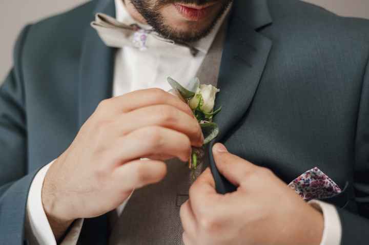 Préparation du marié : Costume et accessoires Father and son, fleurs par et l’eau dit