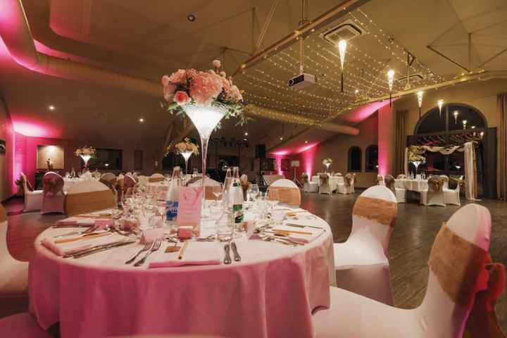 Salle : Grange aux Ormes, Fleurs : Et l’eau dit