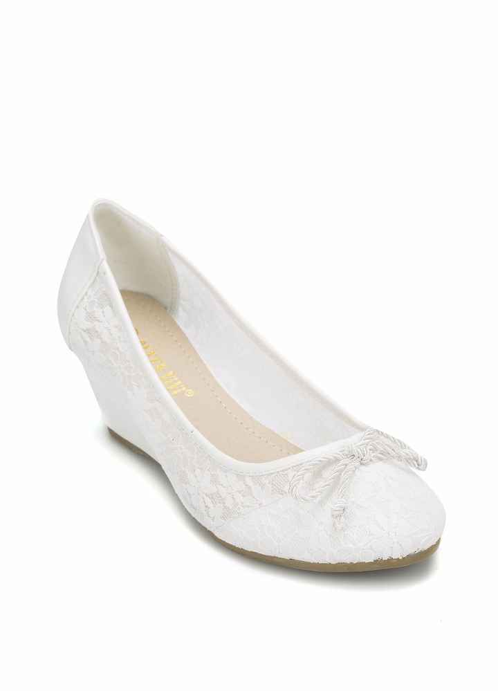 4. Ballerines compensées à dentelle blanche