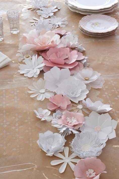 2. Le chemin de table en fleurs de papier