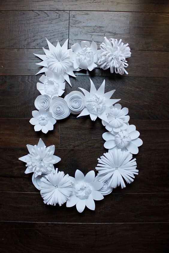 6. Les numéros de table en fleurs de papier