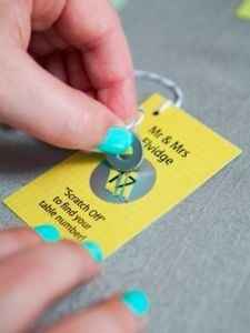 15. La carte à gratter qui indique le numéro de table