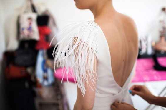 13. En petite touche sur la robe