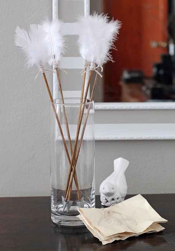 14. En centre de table, plume d'autruche