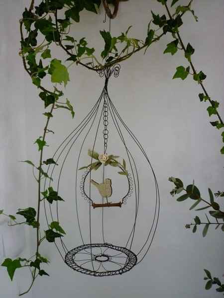 5. La cage à oiseaux en fil de fer