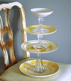 10. Avec des assiettes empilées sur des vases
