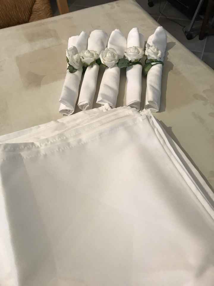  Les serviettes de table prêtes à être déposées dans les assiettes ! - 1