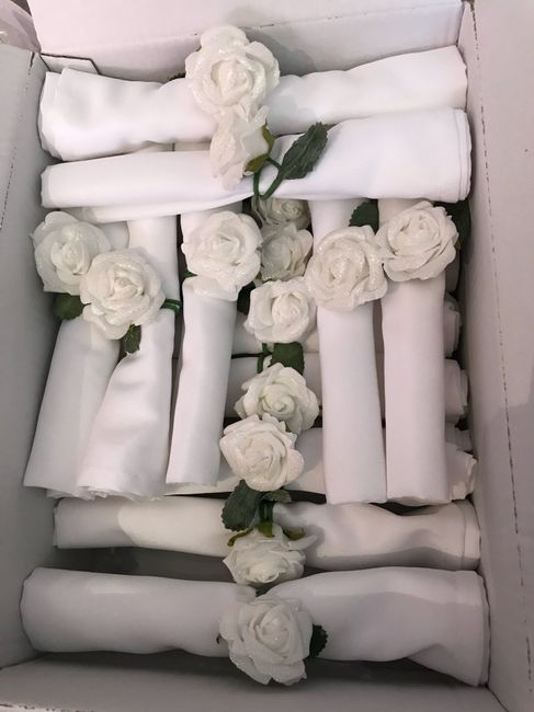  Les serviettes de table prêtes à être déposées dans les assiettes ! - 2