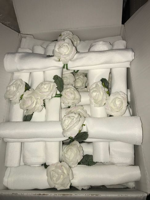  Les serviettes de table prêtes à être déposées dans les assiettes ! - 3