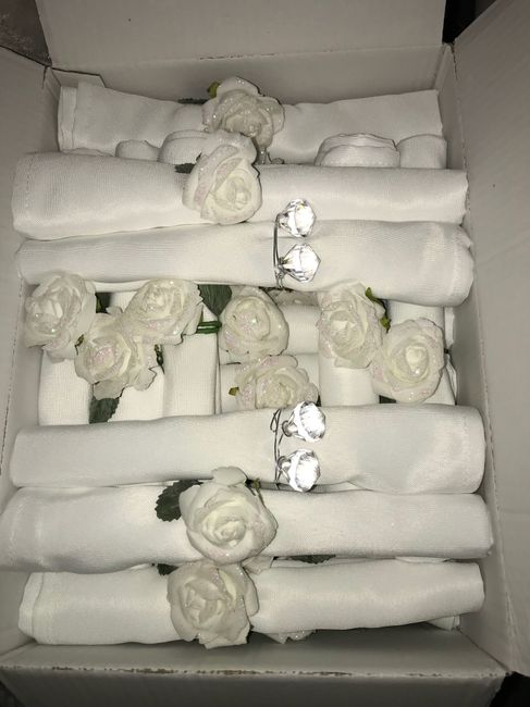  Les serviettes de table prêtes à être déposées dans les assiettes ! - 4