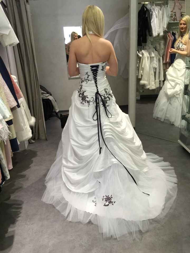 Le dos de votre robe : petits boutons ou laçage ? - 1