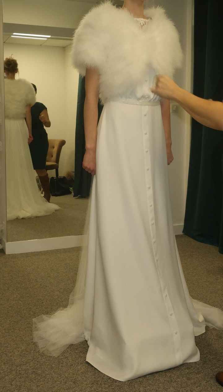 le boléro en plume (s'il fait froid en octobre)