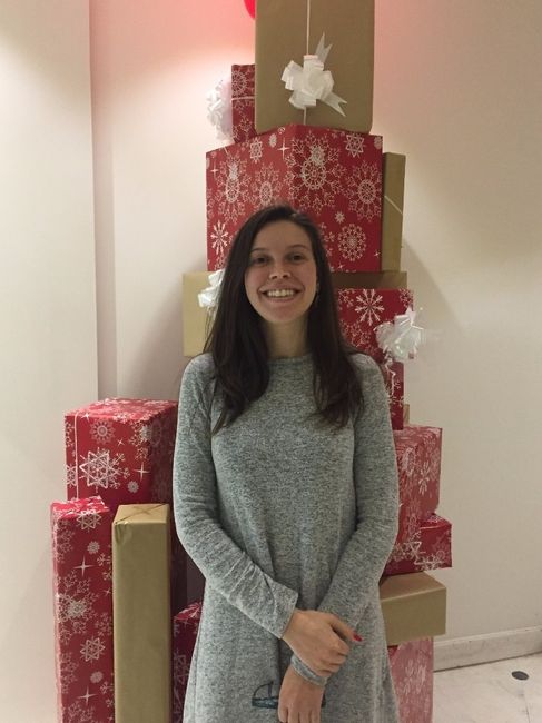 Emilie devant la déco de Noël