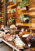 Un traiteur gastro : foie gras, sauce aux morilles, farandole de fromages... Il n'y a que ça de vrai