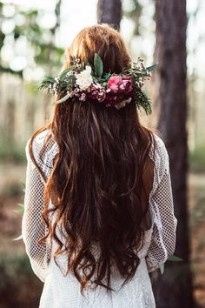 5 : La couronne de fleurs derrière