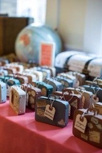 Cadeaux invités mini valises