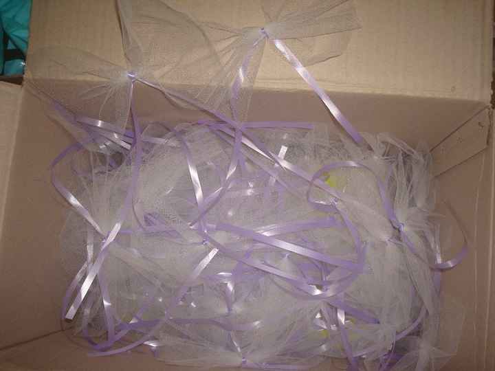 nos noeuds de voiture faits avec le voile de maman^^