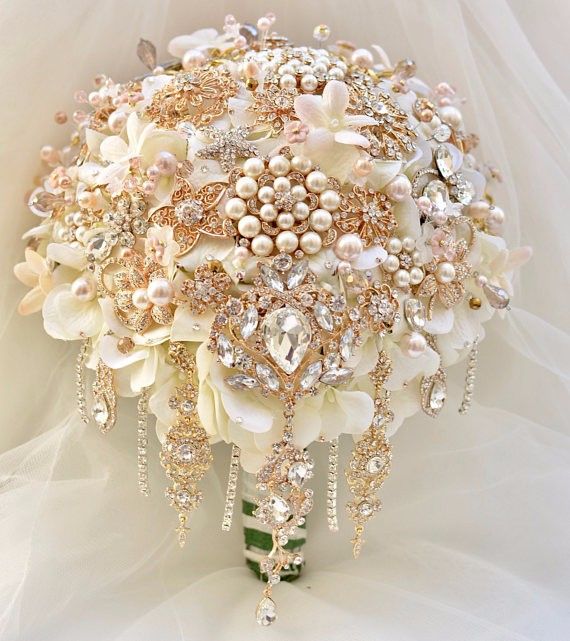 Bouquet (fleurs bleues et broches argentées)