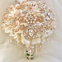 Bouquet (fleurs bleues et broches argentées)