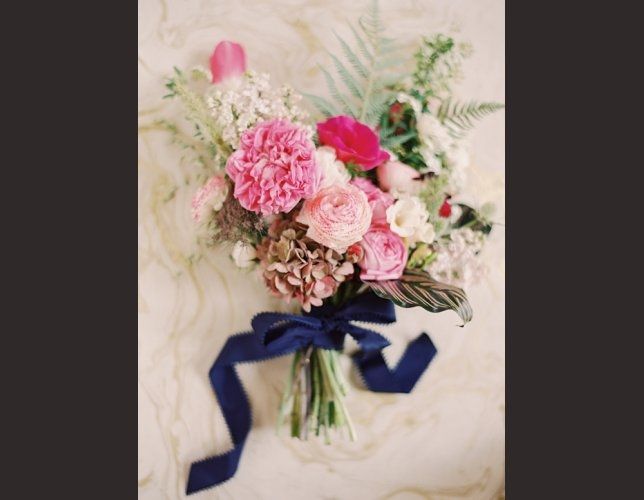 Ruban bleu sur bouquet