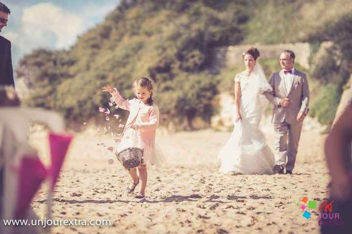 Arrivée au bras de mon papa et lucie notre petite flower girl
