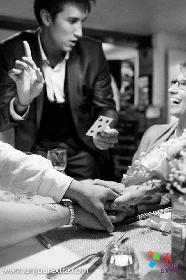 le magicien clos up Nicolas tran qui a mit des étoiules dans les yeux de mes invités