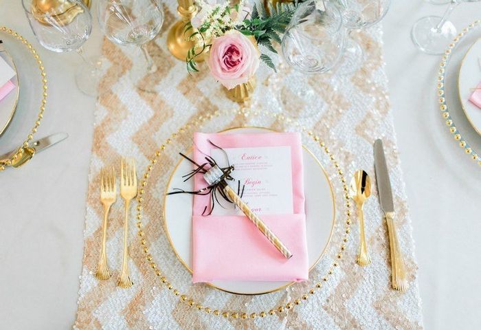 Table décor blanc rose et or