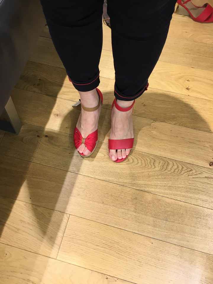 Toute seule pour trouver chaussures et faire essayage robe à Rennes - 2