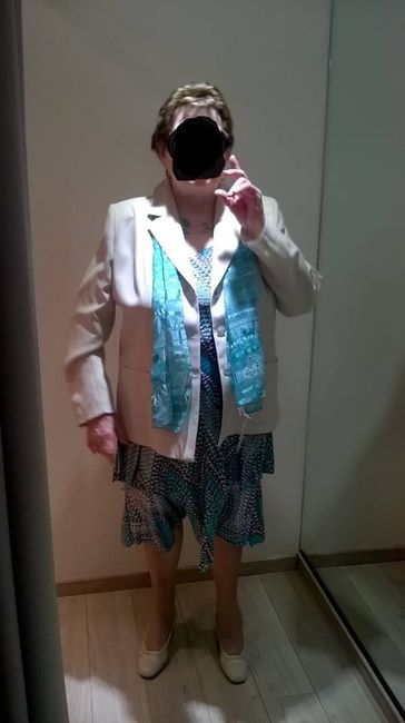 mamie avec veste et foulard