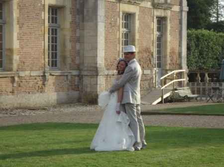 les mariés prennent la pose