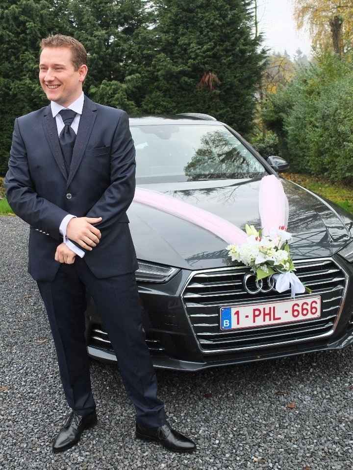 Mon mari devant la voiture