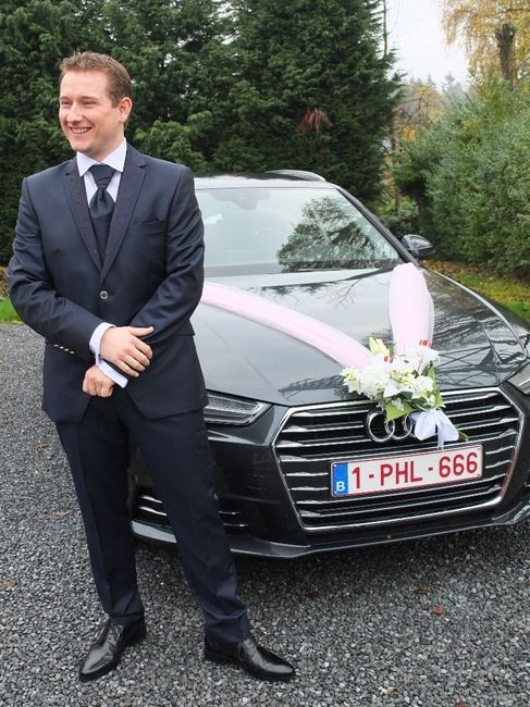 Mon mari devant la voiture