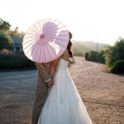 Photo de couple derrière ombrelle