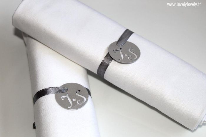 RONDS DE SERVIETTES AVEC LES INITIALES