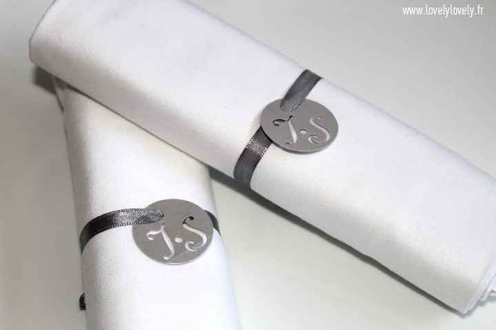RONDS DE SERVIETTES AVEC LES INITIALES