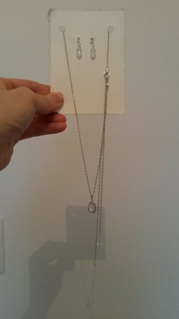 Collier dos et boucles d'oreilles