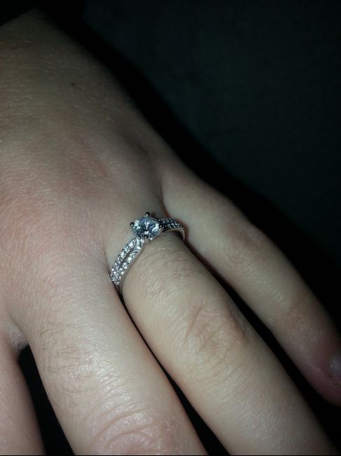 Qui porte une bague de fiançailles ? - 1