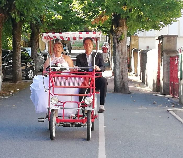 Mon arrivée à la mairie avec mon parrain. Surprise réussie...