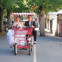 Mon arrivée à la mairie avec mon parrain. Surprise réussie...