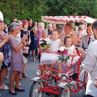 trajet de la mairie au vin d'honneur (300m) tous en ensemble sur la rosalie. 