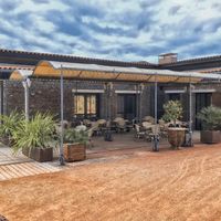 la terrasse devant derrière la salle