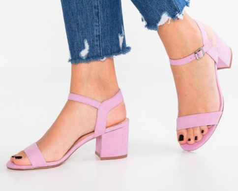 couleur parme mais pas chères alors je ne sais pas si confortables...