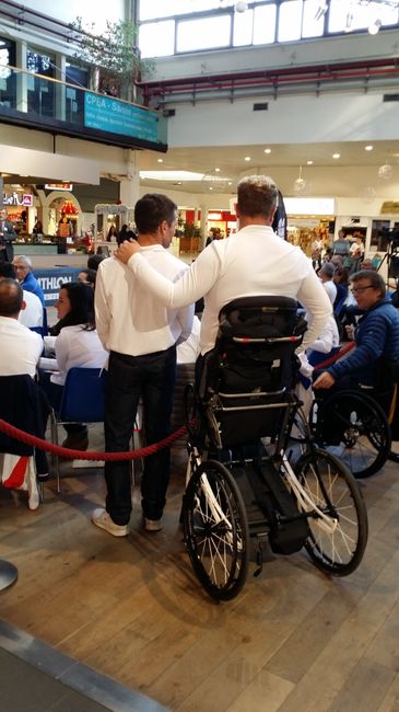 Yohann debout en fauteuil