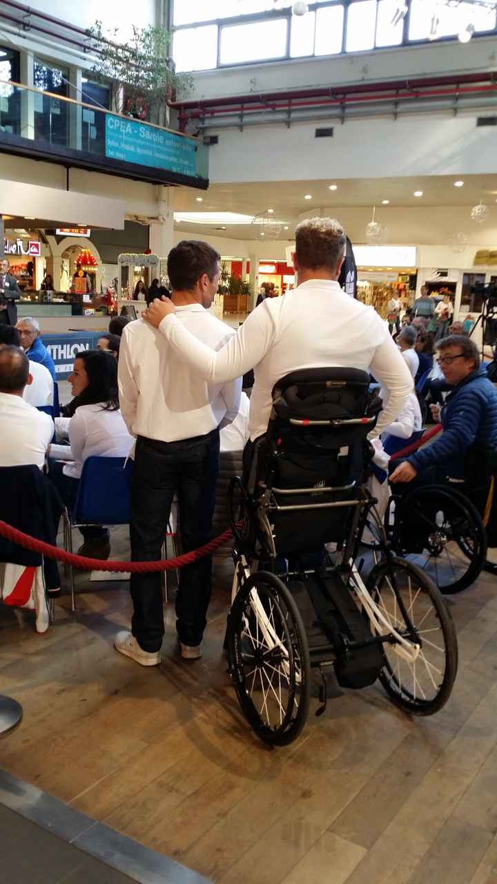 Yohann debout en fauteuil