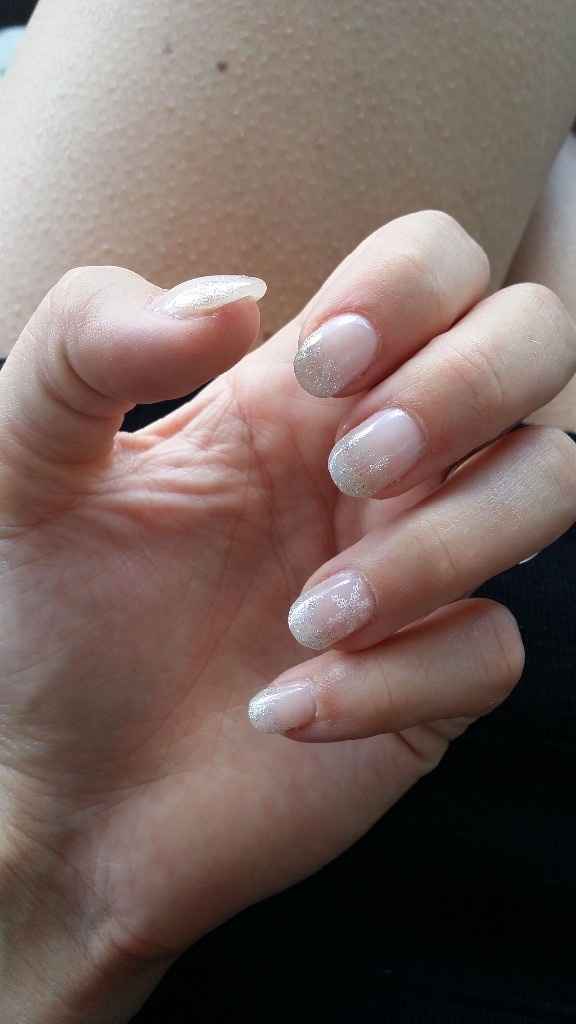 Ongles refaits en août pour une session photo