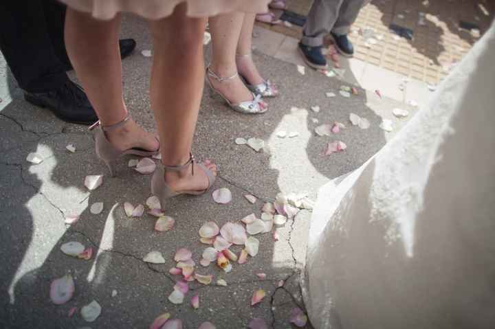 Pétales de rose sortie église