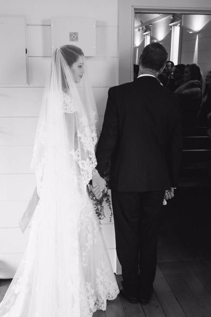 La mariée et son papa avant de rentrer dans l'église
