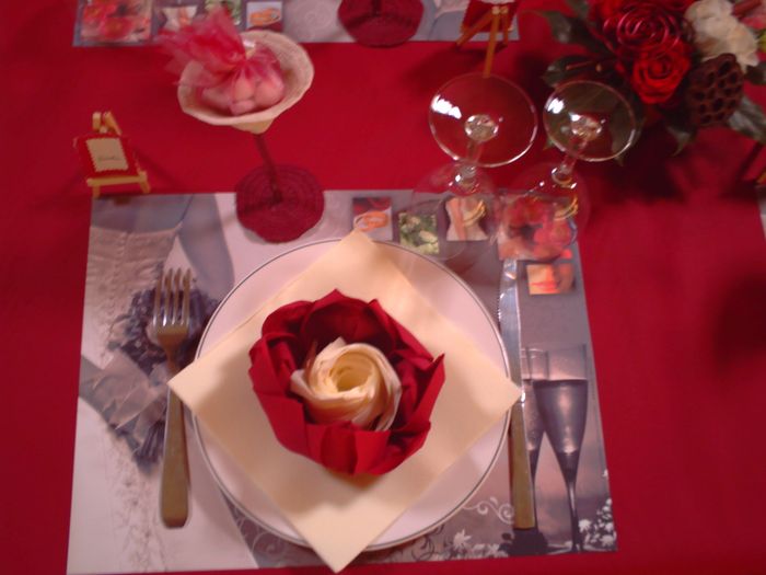 Idée déco table ivoire et bordeau