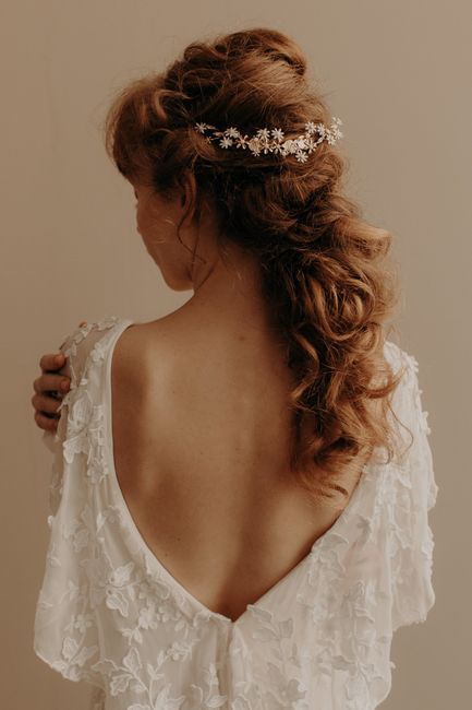 Coiffure mi attachée